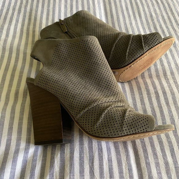 Vince Camuto open toe booties size 6 - Picture 6 of 6